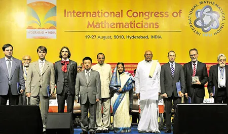 GS Ngô Bảo Châu (thứ tư từ trái) cùng các thành viên khác đoạt giải thưởng Fields tại hội nghị. Ảnh: TTXVN