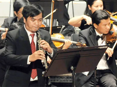 Oboe Đặng Phú Vinh biểu diễn cùng dàn nhạc