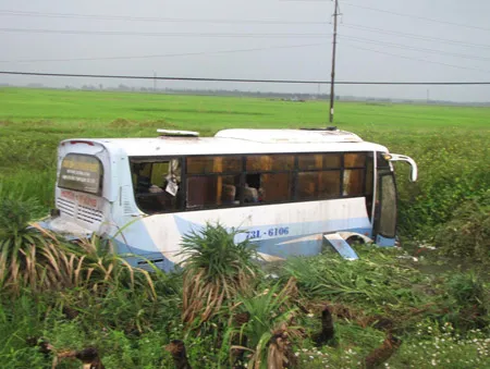 Quảng Trị: Xe khách lao xuống ruộng, 3 người bị thương