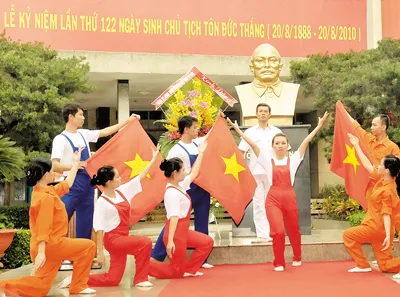 Chương trình văn nghệ kỷ niệm lần thứ 122 ngày sinh Chủ tịch Tôn Đức Thắng. Ảnh: VIỆT DŨNG