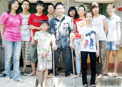 Và lạc quan bên những cô cậu học trò nhỏ của mình.