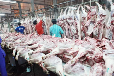Thịt heo an toàn tại chợ Bình Điền. Ảnh: TRẦN THANH