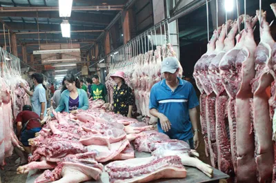 Heo đã qua kiểm dịch được bày bán tại chợ đầu mới Bình Điền. Ảnh: TRẦN THANH
