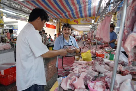 Thịt heo an toàn được bày bán tại chợ Bến Thành (ảnh chụp lúc 3 giờ sáng nay). Ảnh: CAO THĂNG