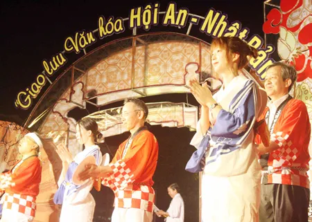 Nghệ sĩ Nhật Bản trình diễn múa Cung đình Nhật Bản trong Lễ khai mạc Ngày hội giao lưu văn hóa Việt - Nhật tại Hội An