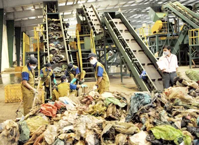 Phân loại rác thải để tái chế nhựa tại Nhà máy xử lý rác Vietstar, huyện Củ Chi. Ảnh: CAO THĂNG