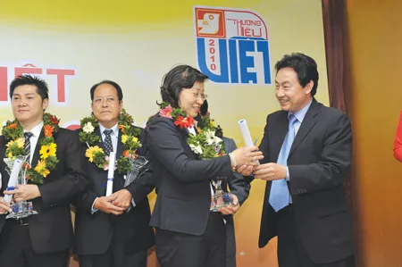 Ông Lã Quốc Khánh (bên phải) - Phó Giám đốc Sở Văn hóa - Thể thao và Du lịch TPHCM trao chứng nhận của UBND TPHCM cho các doanh nghiệp ngành du lịch đoạt giải