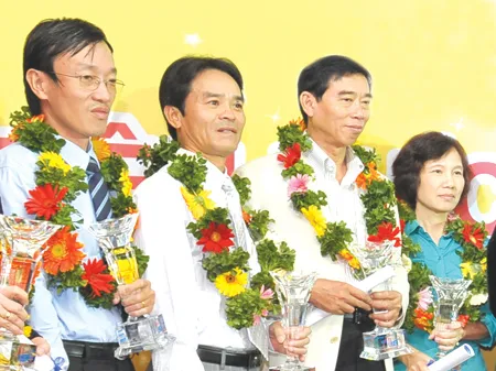 Từ trái sang phải: Đại diện lãnh đạo Ngân hàng BIDV, Vietcombank, ACB, Techcombank trong ngày nhận giải thưởng