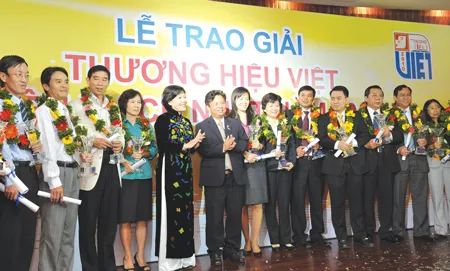 Phó Chủ tịch UBND TPHCM Nguyễn Thị Hồng và Tổng Biên tập Báo SGGP Trần Thế Tuyển chúc mừng các doanh nghiệp đoạt giải thưởng "Thương Hiệu Việt yêu thích nhất 2010"