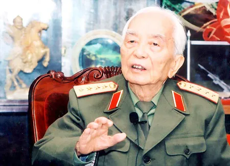 Tổng Bí thư Nông Đức Mạnh mừng thọ Đại tướng Võ Nguyên Giáp