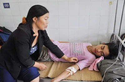 Mót vàng kiếm tiền nộp học phí, một học sinh nghèo bị dí roi điện