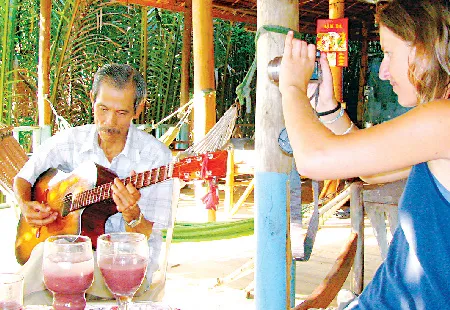 Du khách nước ngoài tham dự chương trình đờn ca tài tử ở Bến Tre. Ảnh: T.N.