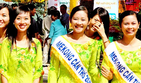 Thiếu nữ Khmer trong ngày hội văn hóa dân tộc.