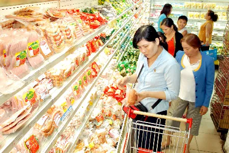 Mua hàng bình ổn giá tại Co.opMart Cống Quỳnh ngày 25-8. Ảnh: ĐỨC TRÍ