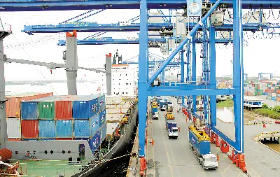 Bốc dỡ hàng tại cảng Cát Lái. Ảnh: ĐỨC TRÍ