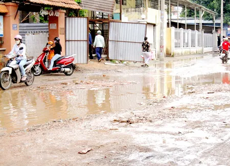 Mong sửa đường đang quá lầy lội