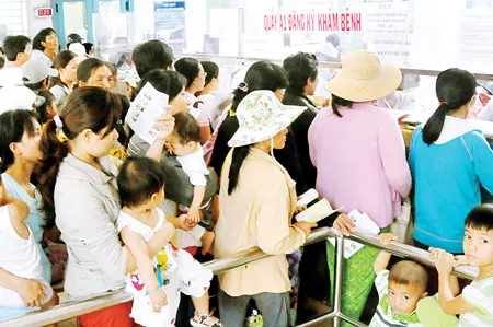 Bệnh nhân đối mặt với nhiều loại dịch vụ tại các bệnh viện công. Ảnh: MAI HẢI