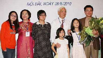 Hàng trăm người chào đón giáo sư Ngô Bảo Châu tại sân bay Nội Bài (Hà Nội)