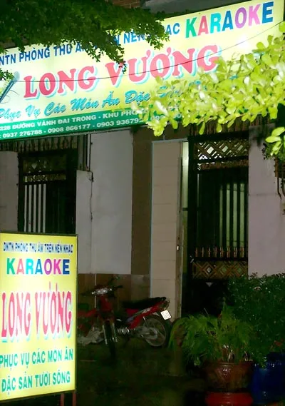 Phòng thu âm Long Vương trên đường Vành Đai Trong, phường Bình Trị Đông B, quận Bình Tân “biến” thành tụ điểm kinh doanh karaoke trái phép. Ảnh: VÂN AN