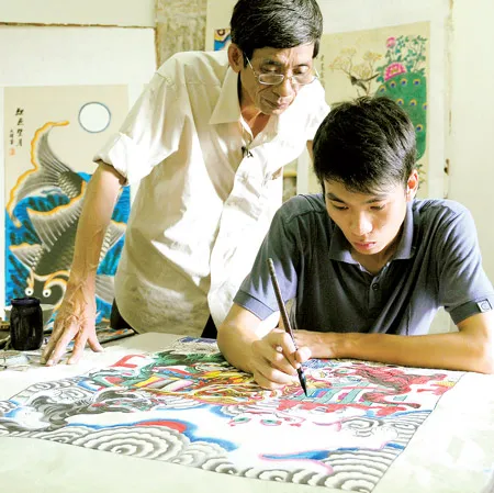 Cha truyền con nối (ông Nghiên và người con trai út).