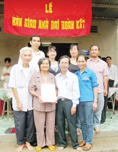 Báo SGGP và Nhà Văn hóa Thanh niên trao nhà Đại đoàn kết tại tỉnh Tiền Giang