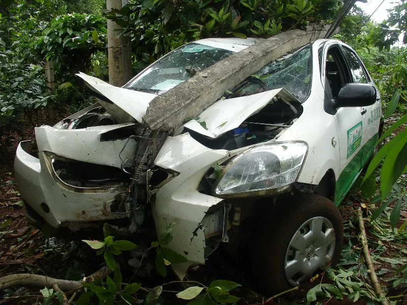 Xe Taxi húc đổ cột điện bê tông