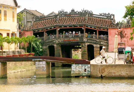 Bịt mũi tham quan Chùa Cầu