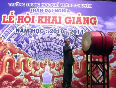Khai giảng năm học mới 2010 - 2011: Tạo sự chuyển biến về chất mạnh mẽ, toàn diện hơn ảnh 8