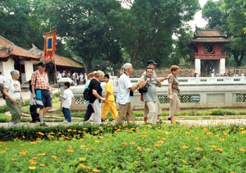 Foreign tourists visit the Literature temple in Hanoi. (Photo: La Tuan Anh)