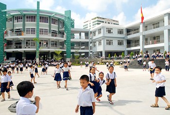 Students during break time at Nguyen Van Troi Primary School in District 4, HCMC (Photo: SGGP)