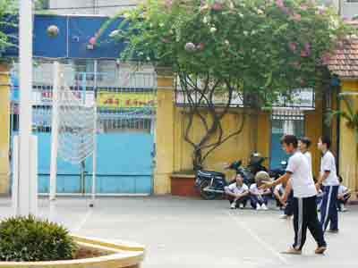 students of Tran Khai Nguyen High School in district 5 are playing sport. It has converted from self-financing institute into state school (Photo: Ngoc Anh)