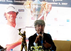 Bryan Saltus speaks at a press briefing at the Sea Links golf course on August 30, 2010. His 2007 Cambodian Open trophy stands by him. (Photo: Tuong Thuy)