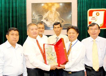 SGGP editor-in- chief Tran The Tuyen (2nd, R) receives Cambodian journalists on September 13.