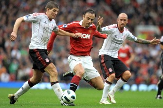 Dimitar Berbatov (C) vies with Liverpool's English midfielder Steven Gerrard (L) and Liverpool's Raul Meireles during the match at Old Trafford on Sep. 19. AFP