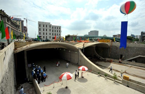 A photo taken Sep. 21, 2010 shows the entrance to the Thu Thiem Tunnel on the District 1 side (Photo: VNExpress)