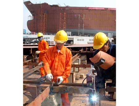 Workers build ship at a shipyard of Saigon Shipbuilding Industry Company (Photo: SGGP)
