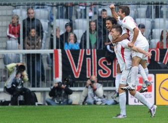Mainz's player celebrate scoring during the German first division Bundesliga football match FC Bayern Munich vs FSV Mainz 05 in the southern German city of Munich on September 25, 2010. AFP