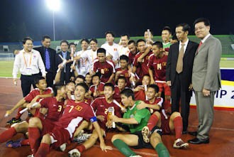U16 Vietnam celebrate their championship of the 2010 ASEAN Open Football Tournament in Indonesia on Sep. 26 (Photo: ASEAN Football Federation)