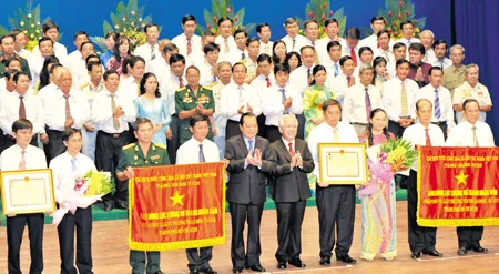 Mít tinh kỷ niệm 65 năm Cách mạng Tháng Tám và Quốc khánh 2-9: TPHCM kế tục xứng đáng sự nghiệp cách mạng