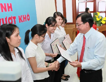 Báo SGGP Đầu tư Tài chính trao 29 suất học bổng cho sinh viên nghèo vượt khó
