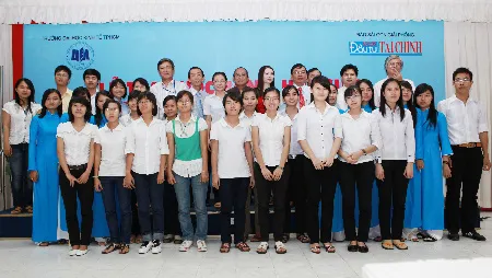 Báo SGGP Đầu tư Tài chính trao 29 suất học bổng cho sinh viên nghèo vượt khó ảnh 2