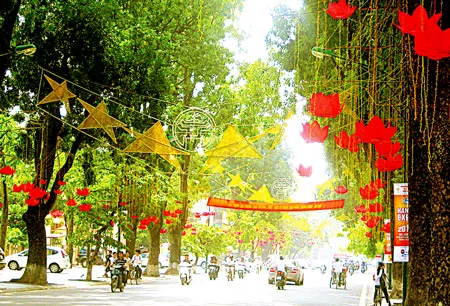 Hà Nội rực rỡ đón đại lễ
