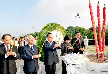 Các đồng chí lãnh đạo TPHCM thắp hương tại Nghĩa trang Liệt sĩ TP nhân Quốc khánh 2-9. Ảnh: VIỆT DŨNG