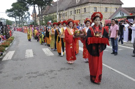 Rước tranh thêu “Ước nguyện ngàn năm Thăng Long” về thủ đô Hà Nội
