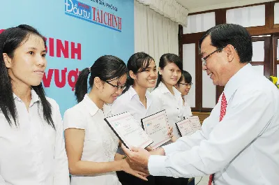 Vượt khó đến giảng đường