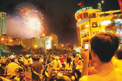 Người dân TPHCM chụp ảnh và xem pháo hoa ở khu vực trung tâm thành phố. Ảnh: CAO THĂNG