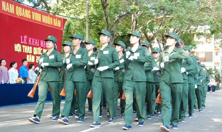 Nữ dân quân Củ Chi tham dự Hội thao quốc phòng năm 2010. Ảnh: Hữu Mạo