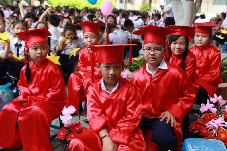 Các học sinh trường tiểu học Phan Chu Trinh TPHCM đoạt giải quốc gia và quốc tế trong ngày khai giảng. Ảnh: Trần Thanh