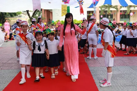 Khai giảng năm học mới 2010 - 2011: Tạo sự chuyển biến về chất mạnh mẽ, toàn diện hơn ảnh 6