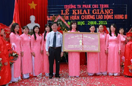 Khai giảng năm học mới 2010 - 2011: Tạo sự chuyển biến về chất mạnh mẽ, toàn diện hơn ảnh 7